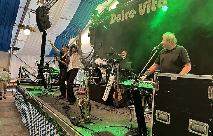 um Auftakt die Showband „Dolce Vita“ (©Foto: Martin Schmitz)